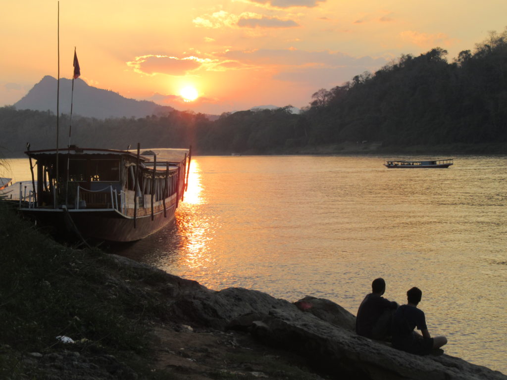 Coucher de soleil sur le Mekong à Luang Prabang 