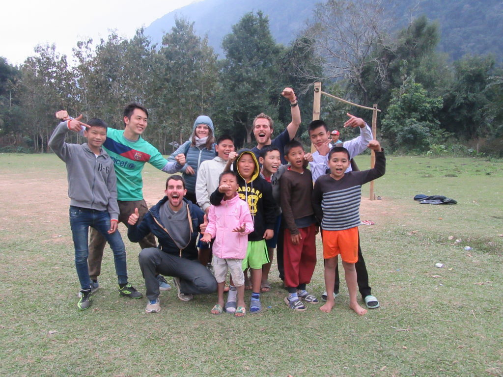 Partie de foot avec des jeunes laotiens à Muang Ngoy