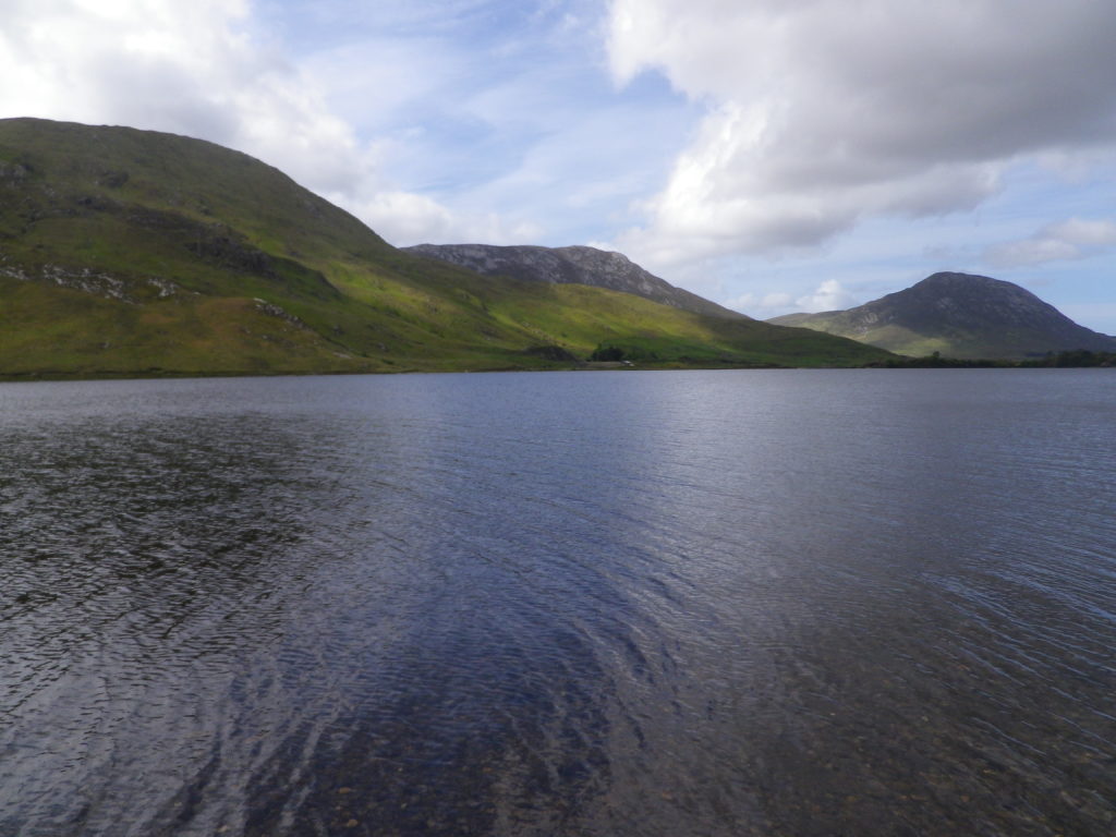 n des nombreux lacs du Connemara au cœur de paysages vallonnés Irlande