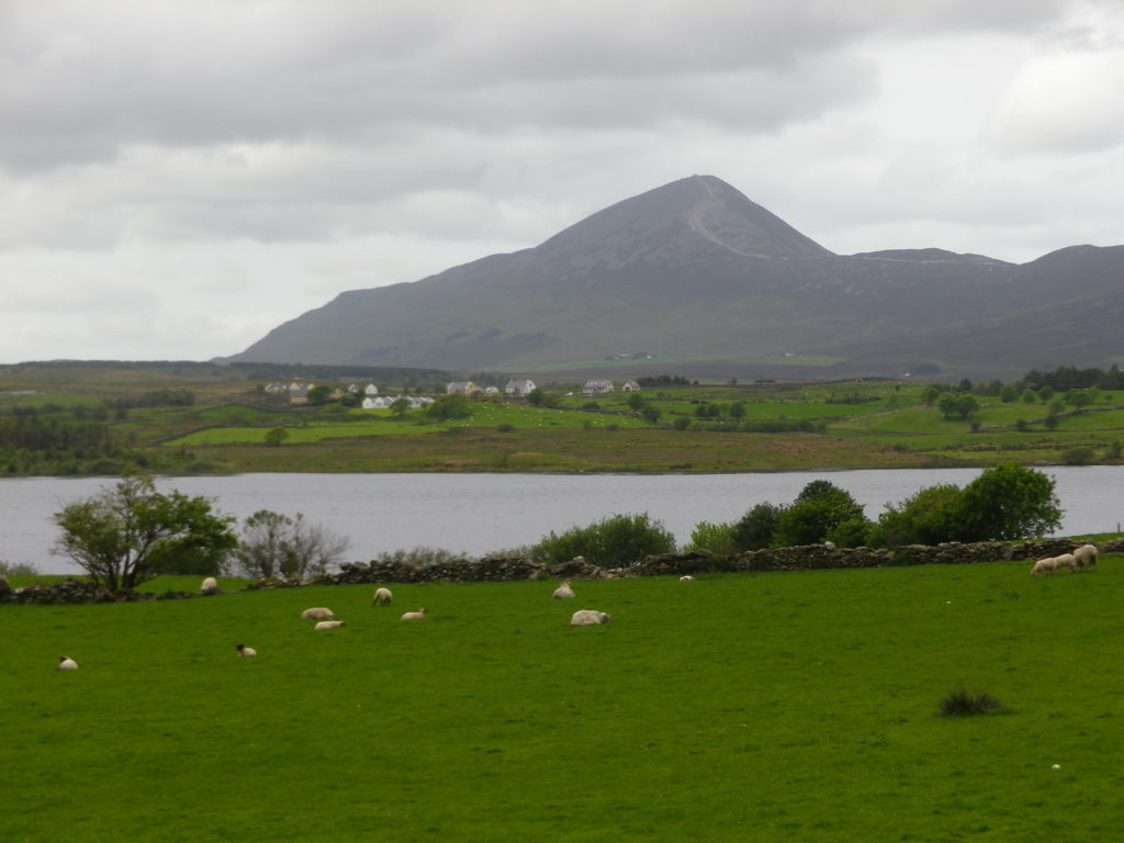Le Mont Croagh Patrick culminant à 764 mètres d'altitude près de Westport. C'est un lieu de pèlerinage en l'honneur de Saint Patrick depuis des centaines d'années car celui-ci aurait jeûné 40 jours au sommet de la montagne en 441