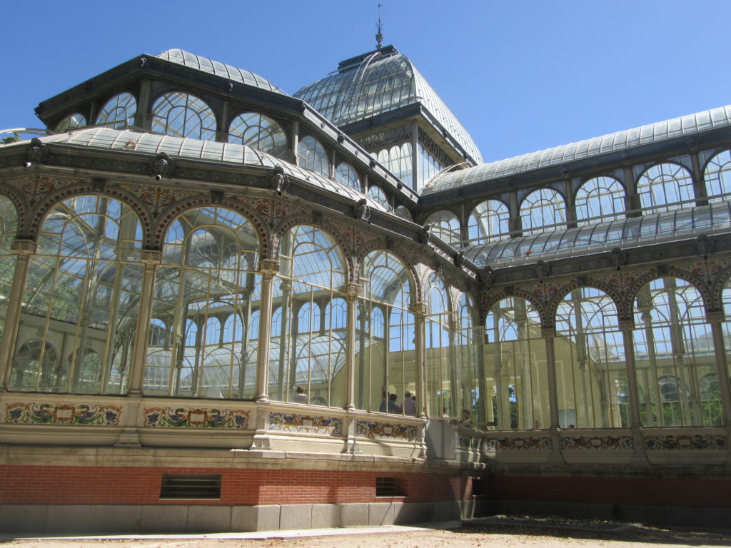 Palais de cristal dans le parc El Retiro à Madrid