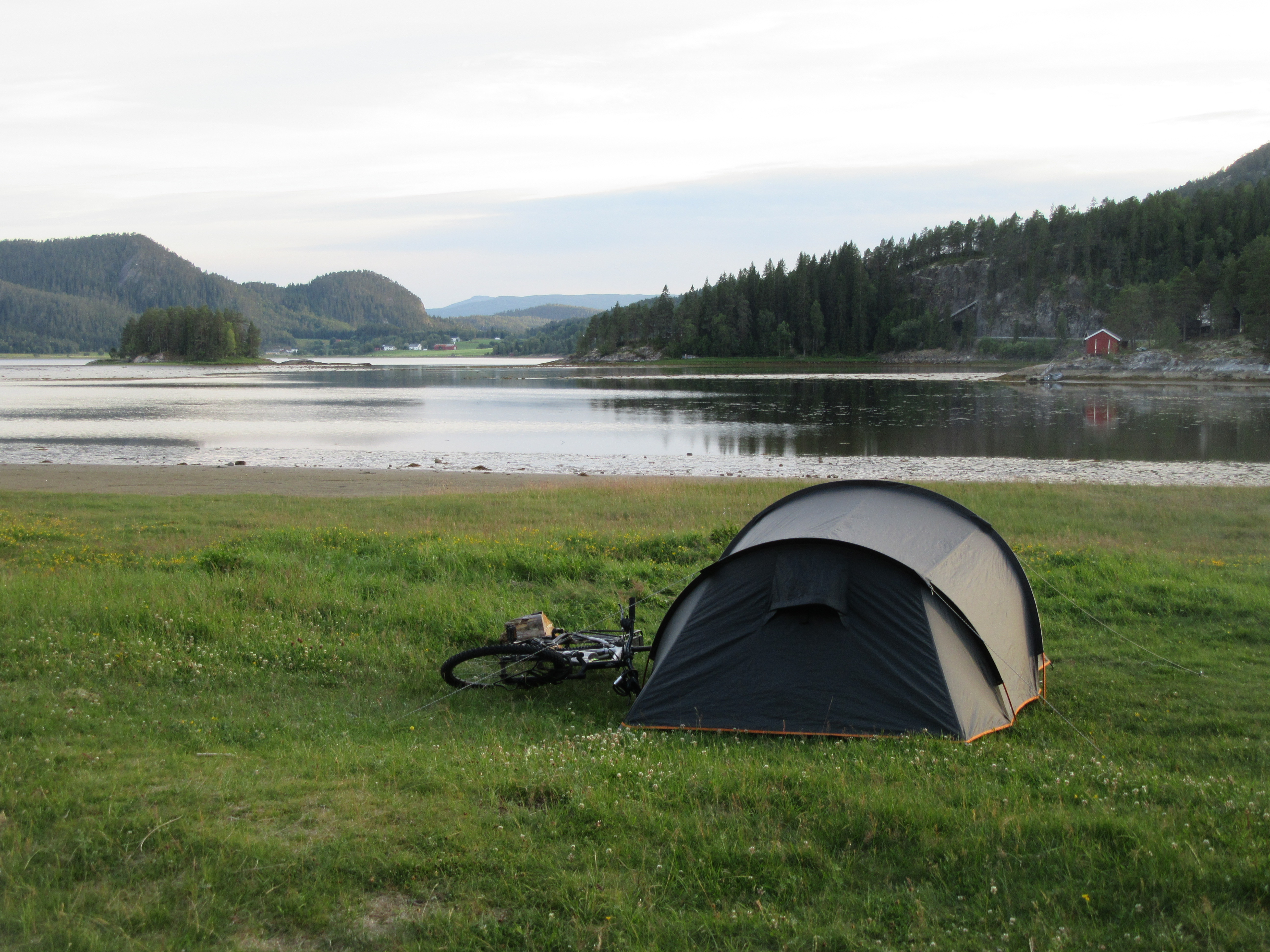 Bivouac sauvage en Norvège en tente