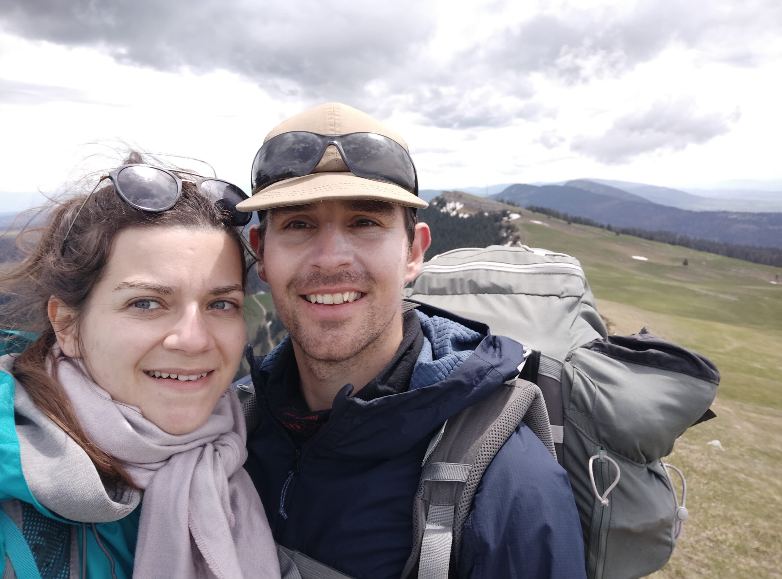 Randonnée en couple sur le chemin des crêtes du Jura suisse