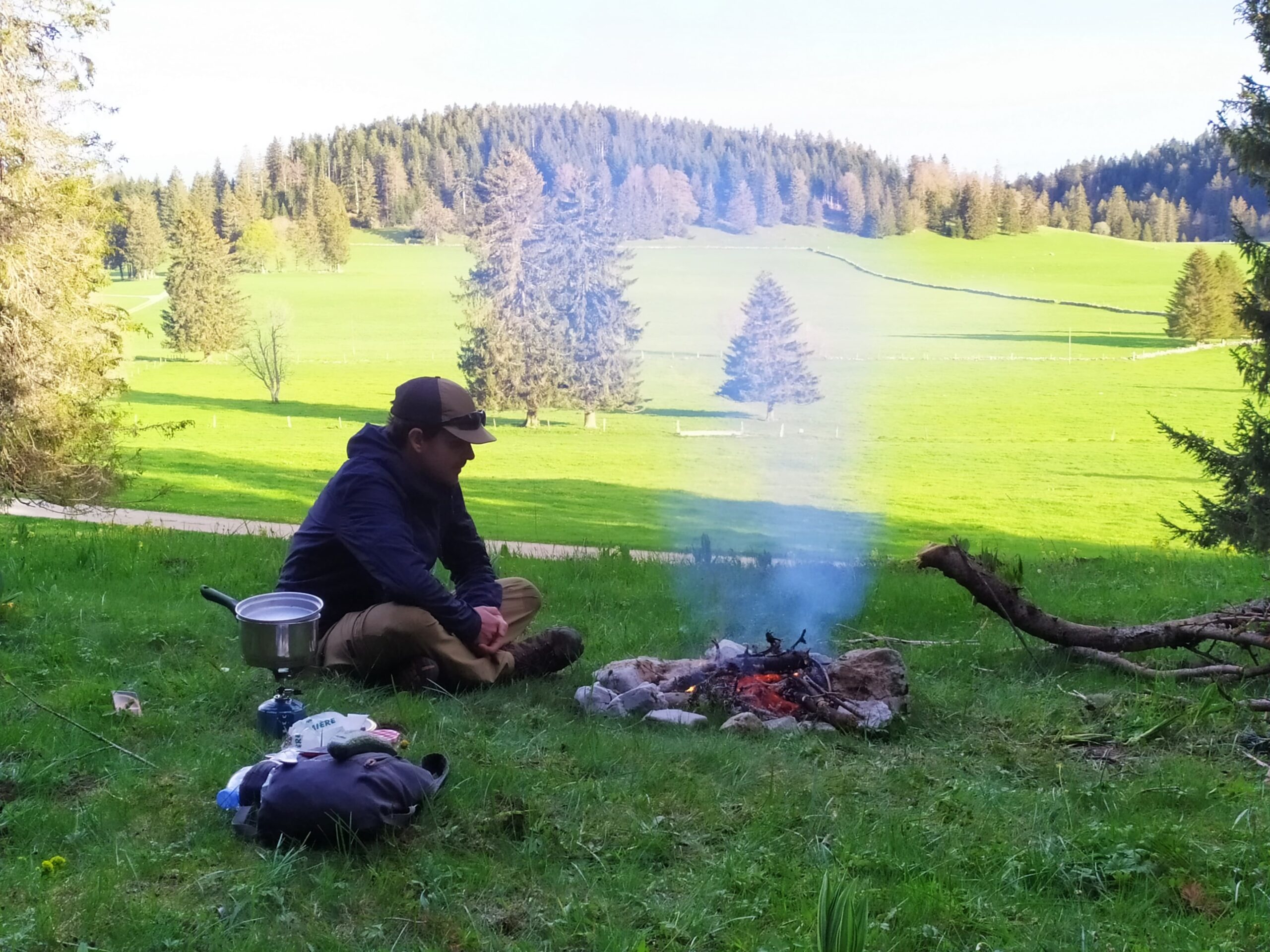 Bivouac feu de camp sur le chemin des crêtes du Jura suisse