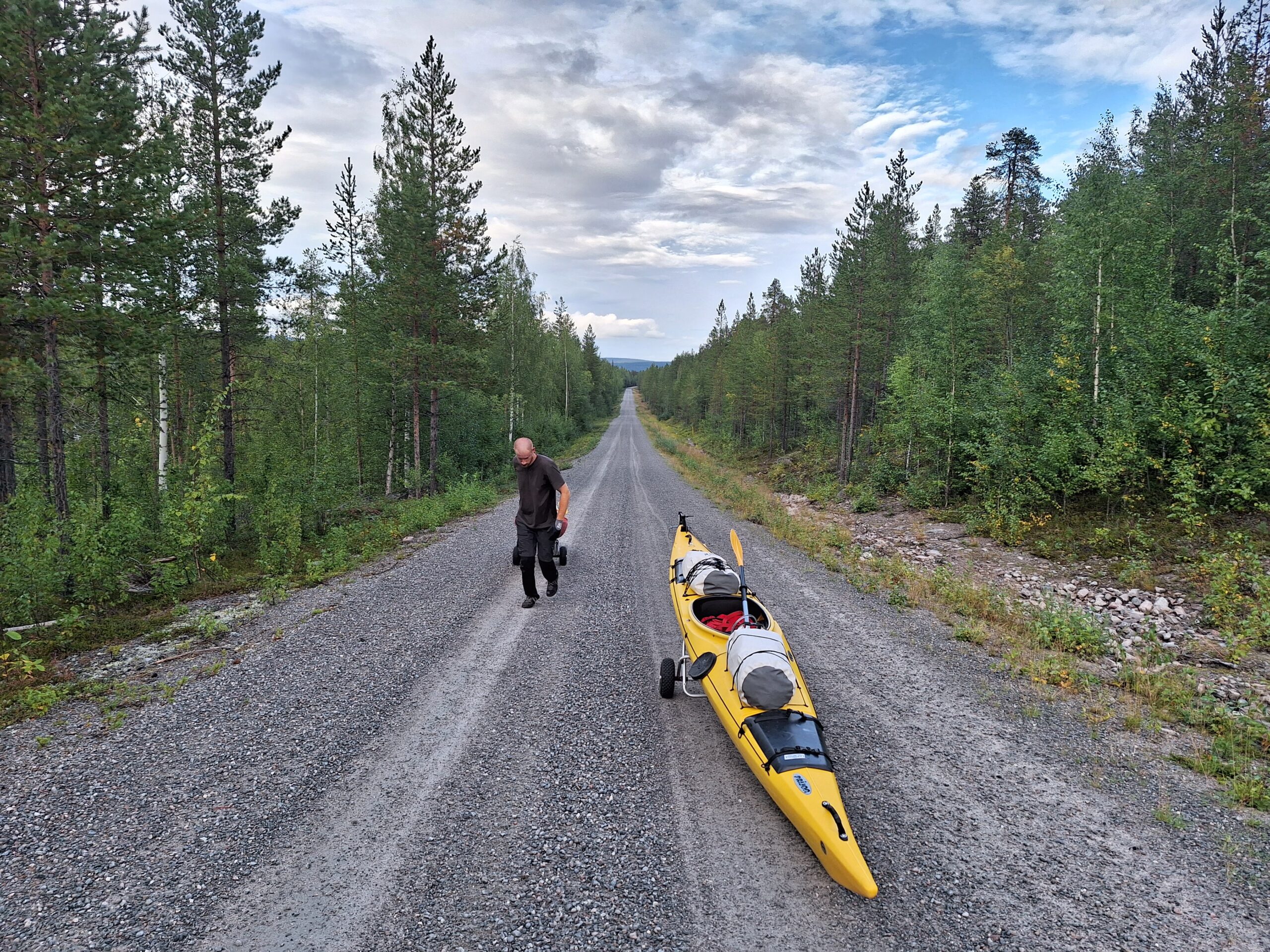Portage durant voyage en kayak en Suède