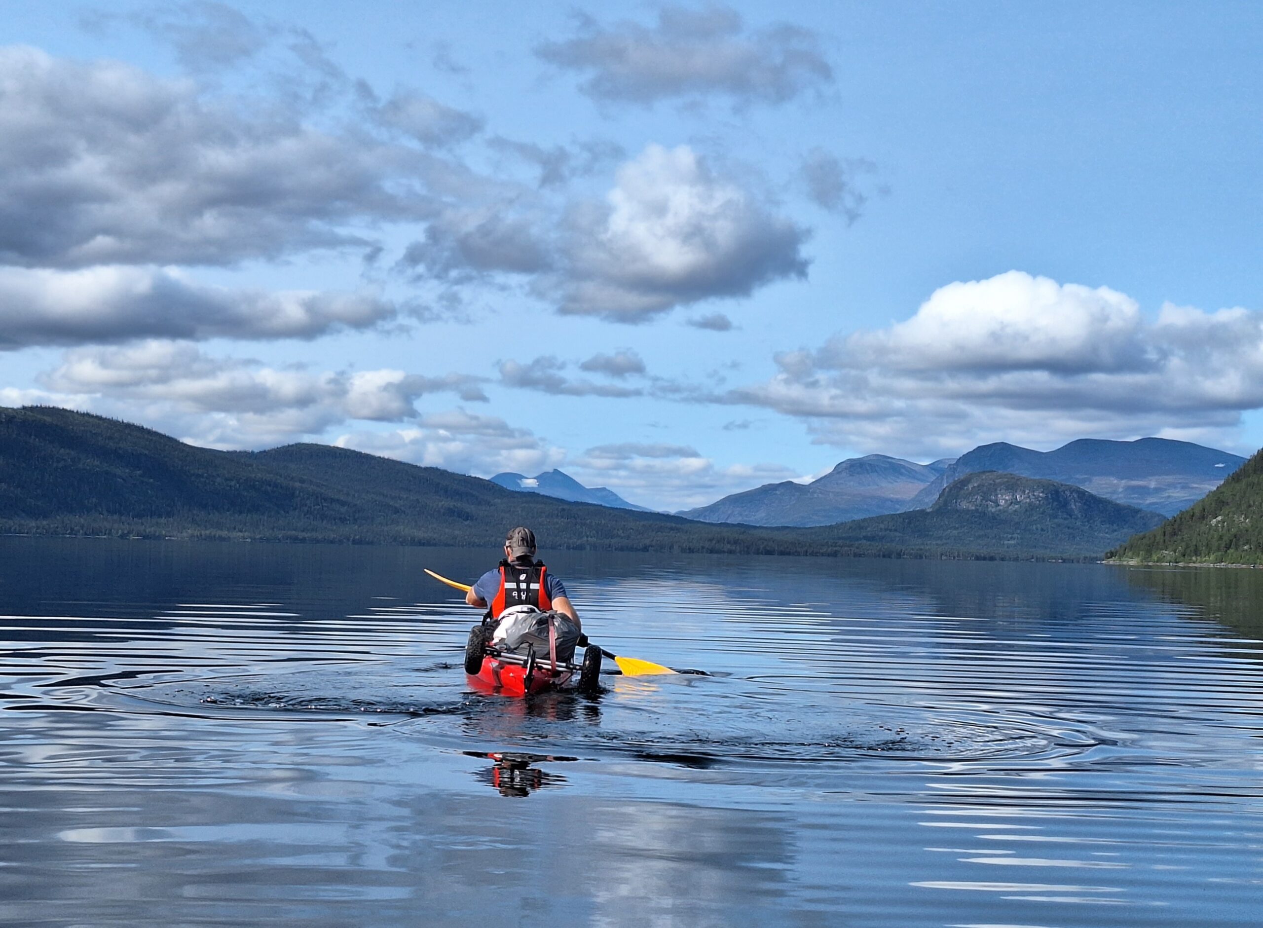 Voyageur en kayak en Laponie suédoise