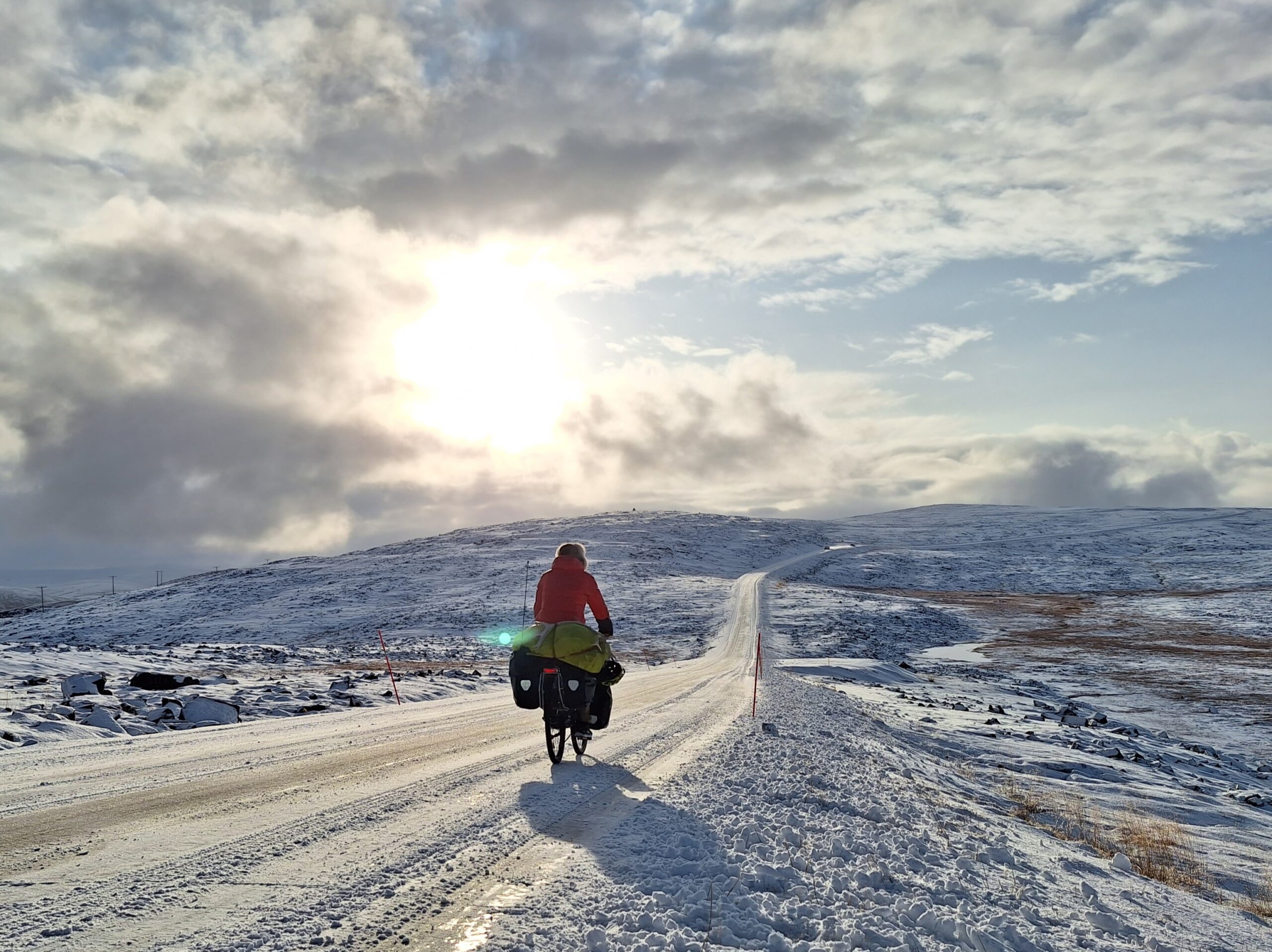 Voyageur à vélo vers le Cap Nord en hiver