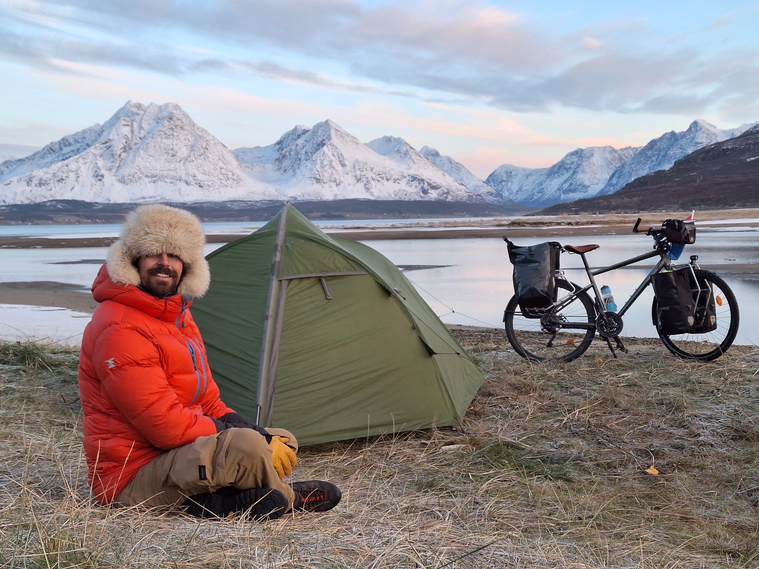 Voyageur à vélo en Norvège en hiver 