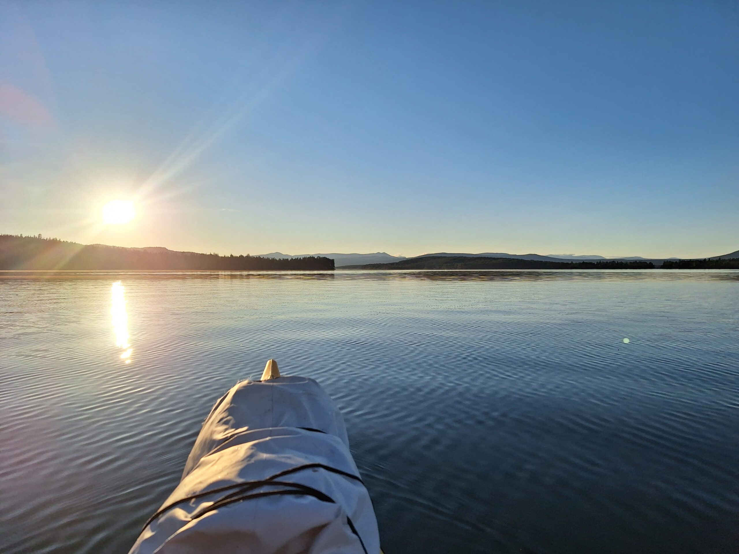 Kayak sur un lac de Suède