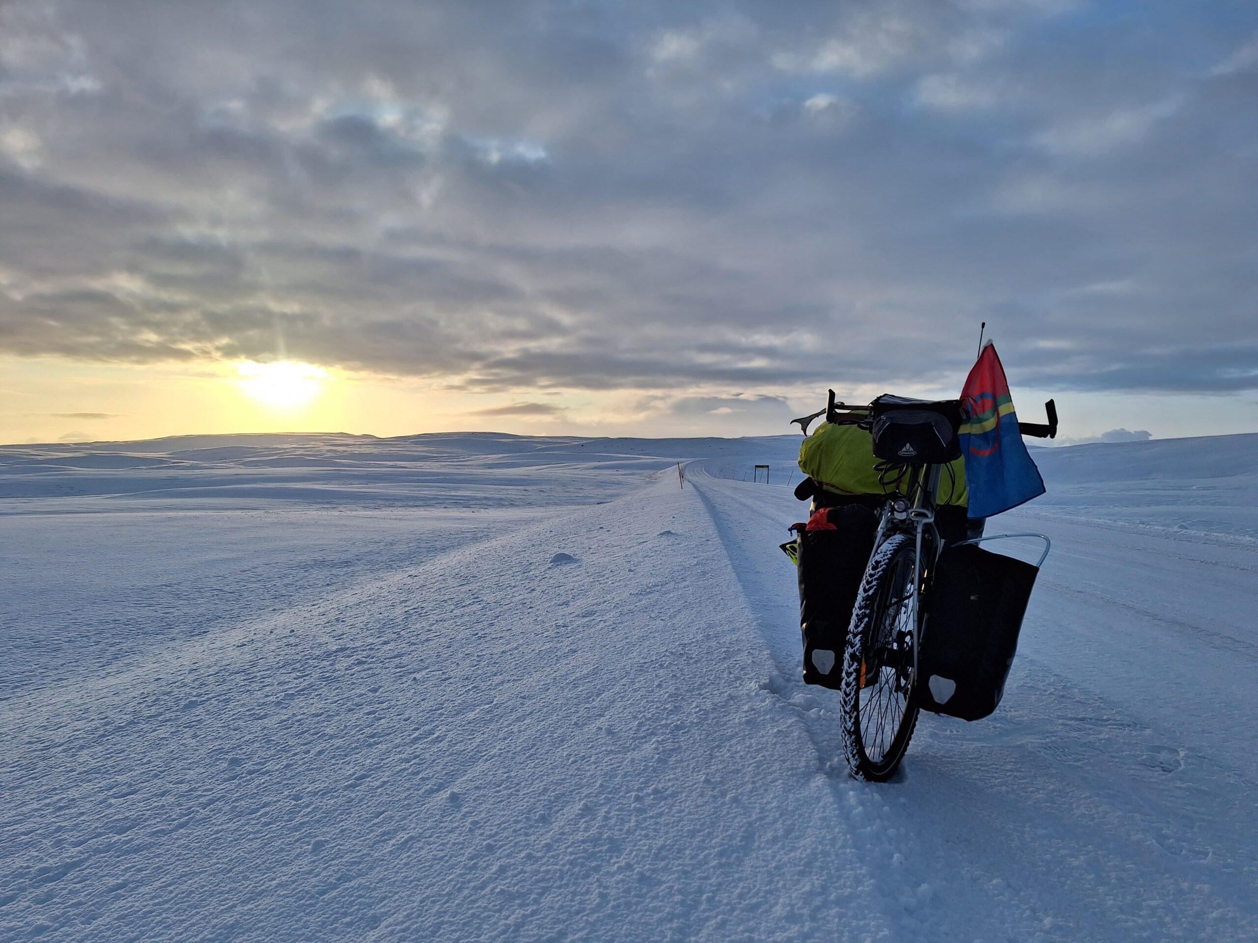 Voyageur à vélo en hiver en Scandinavie 